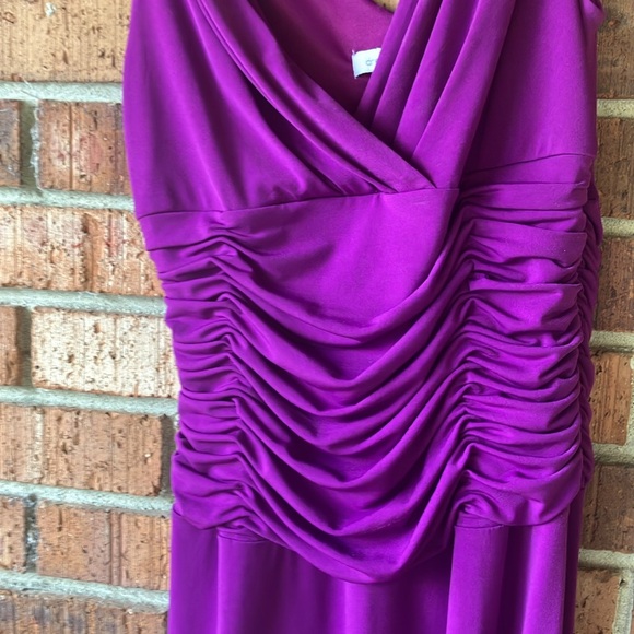 Absolutely stunning & glamorous dress. - Picture 2 of 6